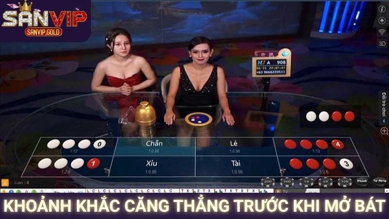 Khoảnh khắc căng thẳng trước khi mở bát